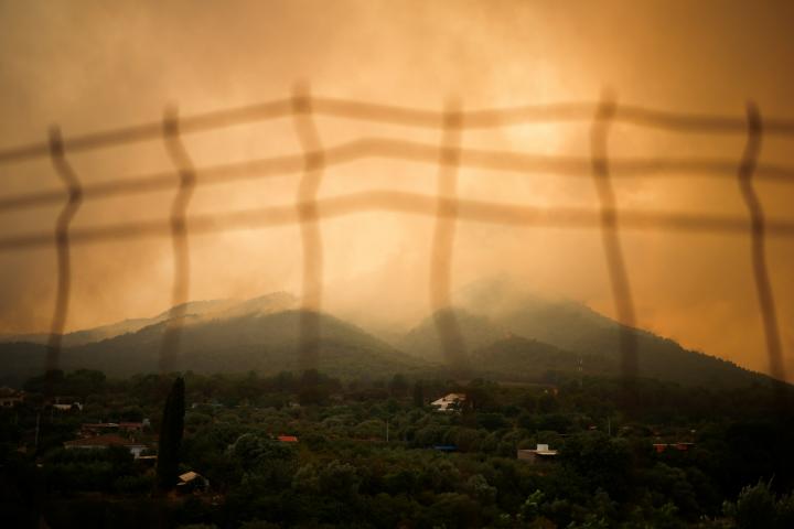 Vista del incendio forestal en una montaña de Onda, España