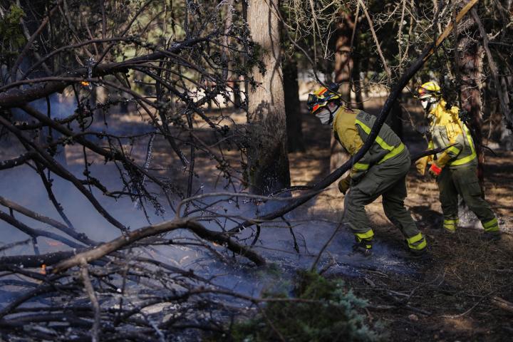 Bomberos trabajan en la zona afectada por el incendio del oeste de la Comunidad de Madrid en la localidad de Pelayos de la Presa