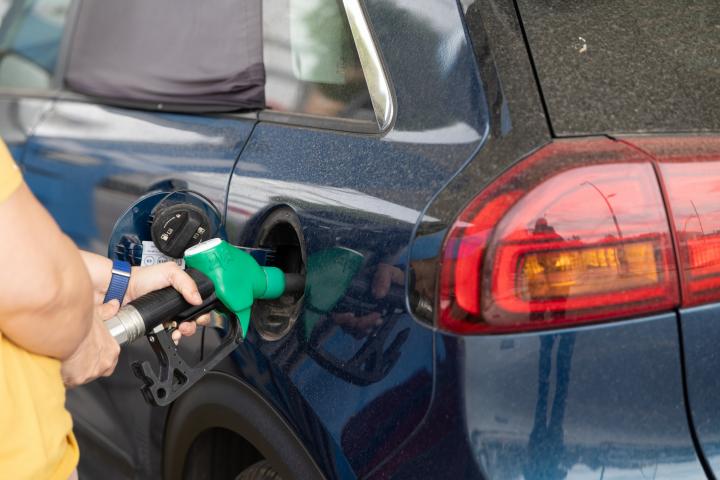 Coche repostando gasolina.