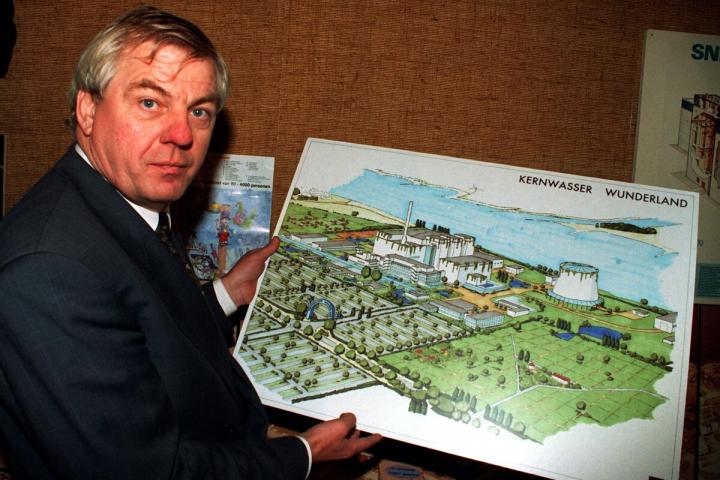 El empresario neerlandés Hennie van der Most junto al proyecto del parque de atracciones Wunderland Kalkar Freizeitpark