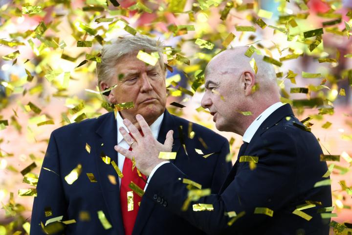 El presidente de EEUU, Donald Trump, y el de la FIFA, Gianni Infantino, durante la entrega del trofeo del Mundial a la Selección Española, el 20 de julio de 2026, en Nueva York.