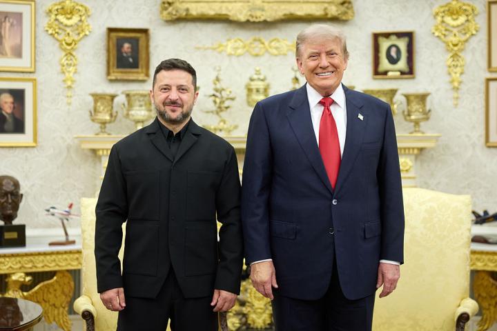 El presidente de Ucrania, Volodimir Zelenski, posa junto a su homólogo de EEUU, Donald Trump, el 28 de julio de 2026, en el Despacho Oval de la Casa Blanca.