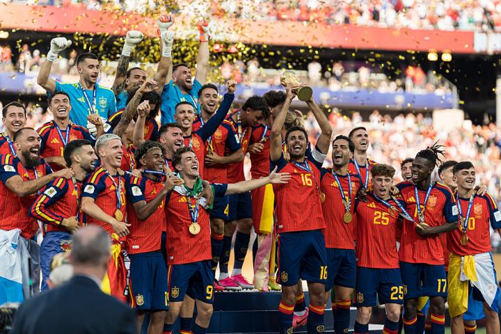 Los jugadores de la selección española celebran la victoria en el Mundial tras vencer a Argentina