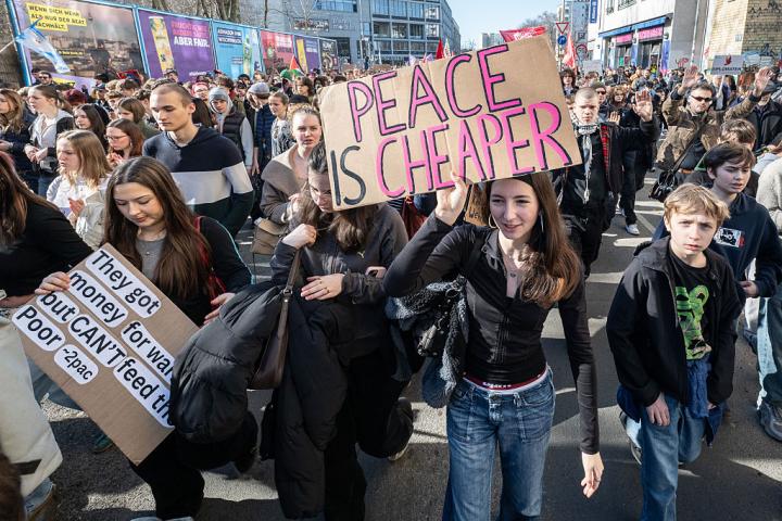 Miles de adolescentes hacen huelga de sus clases para participar en una protesta contra el servicio militar obligatorio, el 5 de marzo de 2026, en Berlín (Alemania).
