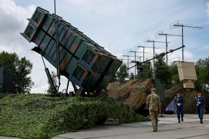 Militares ucranianos caminan junto a un lanzador del sistema de defensa aérea Patriot, en un lugar no revelado de su país, el 4 de agosto de 2024.