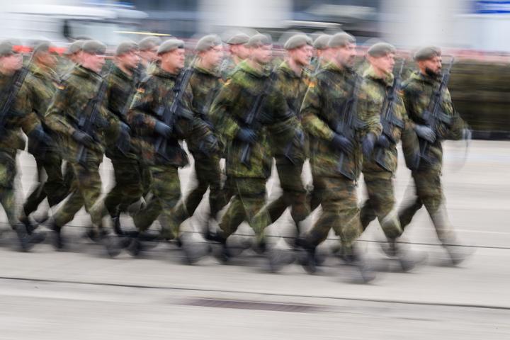Soldados marchando en el cuartel Hauptfeldwebel-Lagenstein durante un evento del Comando Estatal de Baja Sajonia, en Hannover (Alemania), el 25 de septiembre de 2025.
