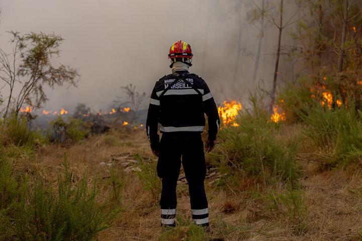 Un bombero contempla el fuego en el incendio en Gironde (Francia)