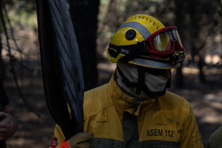 Un bombero, trabajando en el incendio de Madrid.