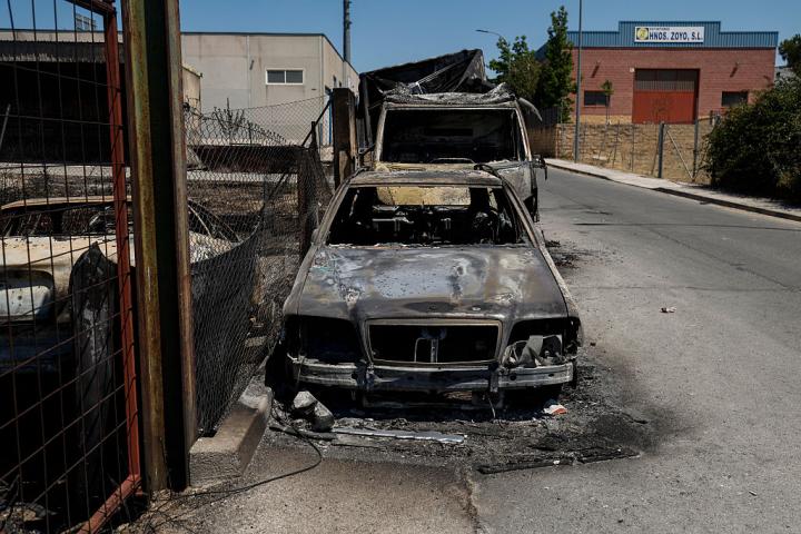 Varios coches quemados en los incendios de Madrid.