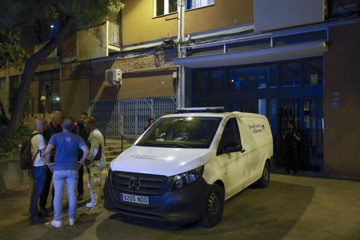 Vista del edificio donde una mujer de 34 años de edad ha sido asesinada a puñaladas por su pareja en un domicilio de Barcelona, en la noche del 28 al 29 de julio de 2026.