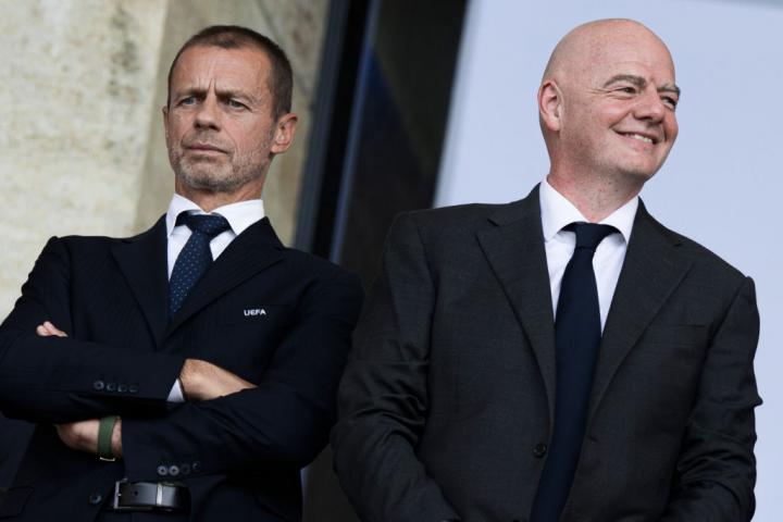 Aleksander Ceferin, presidente de la UEFA, y Gianni Infantino (dcha.), presidente de la FIFA, enfrentados y no solo en esta foto