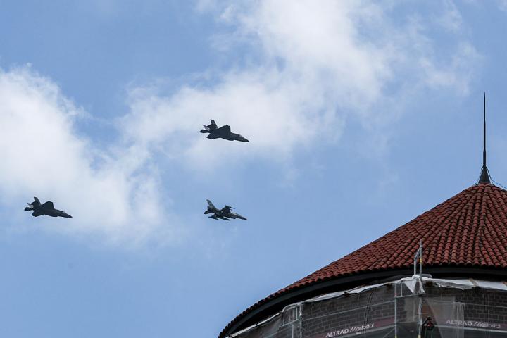 Cazas F-35 sobrevuelan Cracovia, la capital de Polonia, el 12 de junio de 2026, durante una muestra militar.