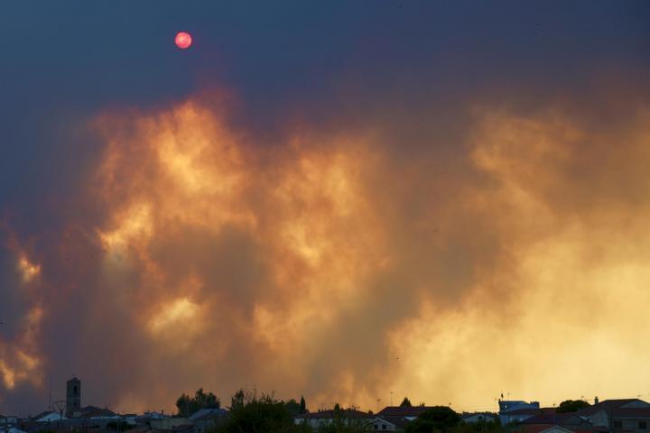 Columnas de humo provocadas por el incendio forestal de Fermoselle (Zamora), el 29 de julio de 2029.
