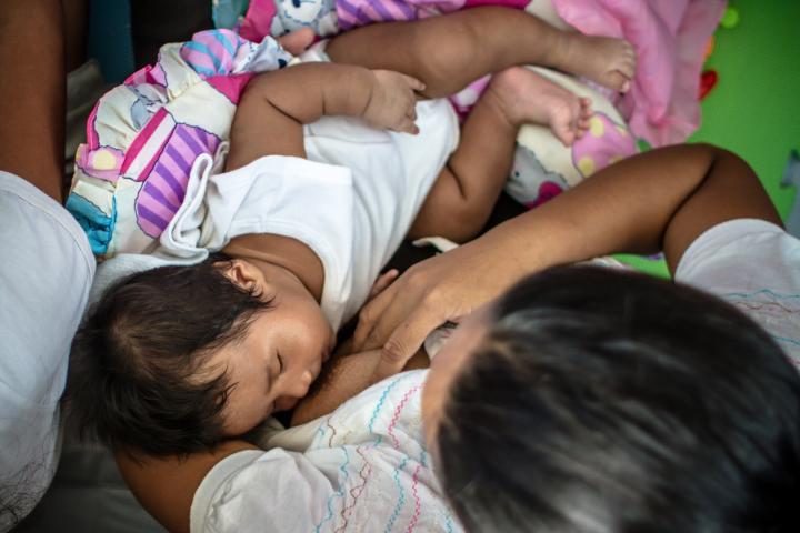 Cursos sobre lactancia materna y salud materno-infantil impartidos por personal de ACF en comunidades locales de la isla de Panay, Filipinas, afectadas por el tifón Yolanda/Haiyan. 
Cursos sobre lactancia materna y salud materno-infantil impartidos por ACF en comunidades de la isla de Panay, en Filipinas, afectadas por el tifón Yolanda/Haiyan, en 2014.
