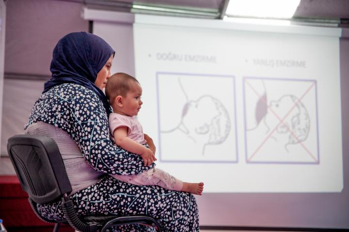 Espacio adaptado para madres y bebés en el campamento de Ovakent (Hatay, Turquía), a manos de Acción contra el Hambre, tras el terremoto de 2023.