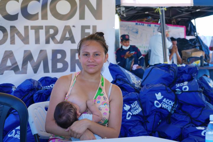 Greyerly Uzcátegui, de 19 años, madre de dos niños y sobreviviente del terremoto que ocurrió el pasado 24 de junio en la zona de la Guaira, en Venezuela.