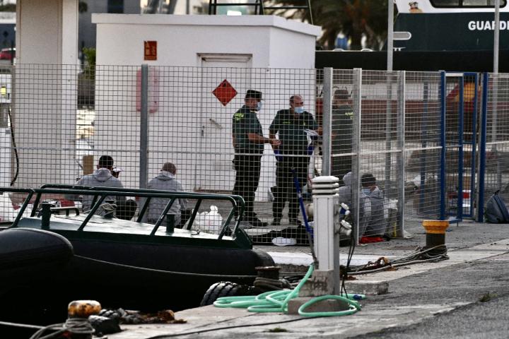 Guardia Civil en Ceuta ante la crisis migratoria de 2021.