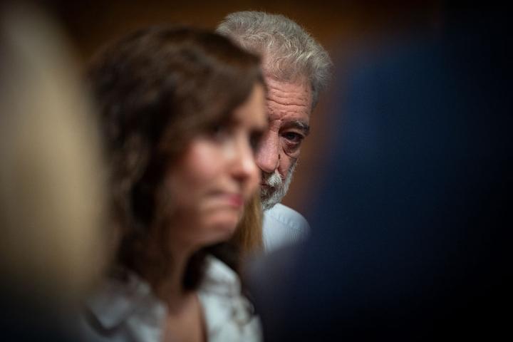 Isabel Díaz Ayuso y, detrás, Miguel Ángel Rodríguez
