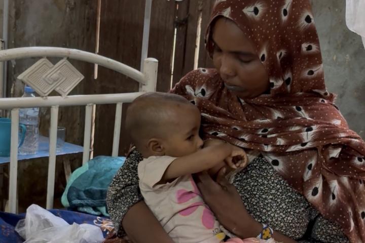 Madre desplazada amamanta a su bebé en el centro de estabilización para niños con desnutrición en Kosti, Nilo Blanco, a manos de Acción contra el Hambre.