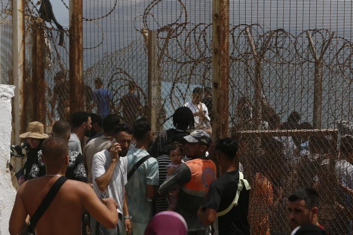 Miles de personas han llegado este jueves a la frontera de Ceuta.