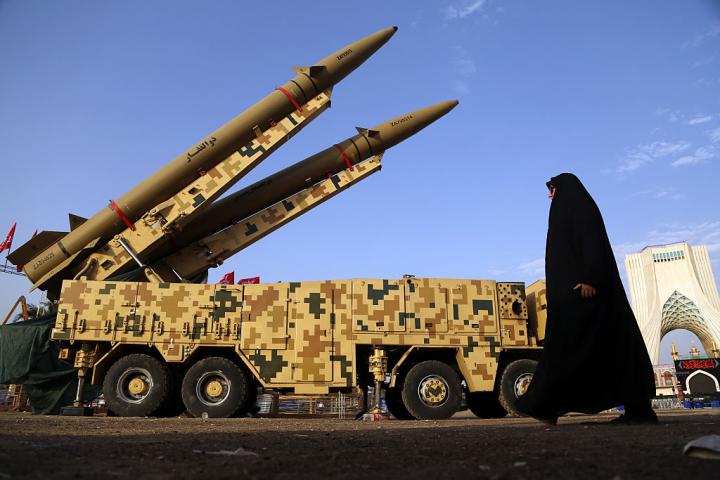 Misiles Zolfaghar y Qadr, junto con una maqueta metálica de un minisubmarino, se exhiben en la Plaza Azadi de Teherán (Irán), el 24 de julio de 2026.