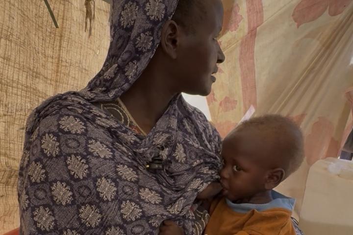 Ragaa, una madre que abandonó Kordofán, su tierra natal, debido al conflicto armado, amamanta a su bebé en un centro de Acción contra el Hambre en Goz Al Salam (Nilo Blanco).