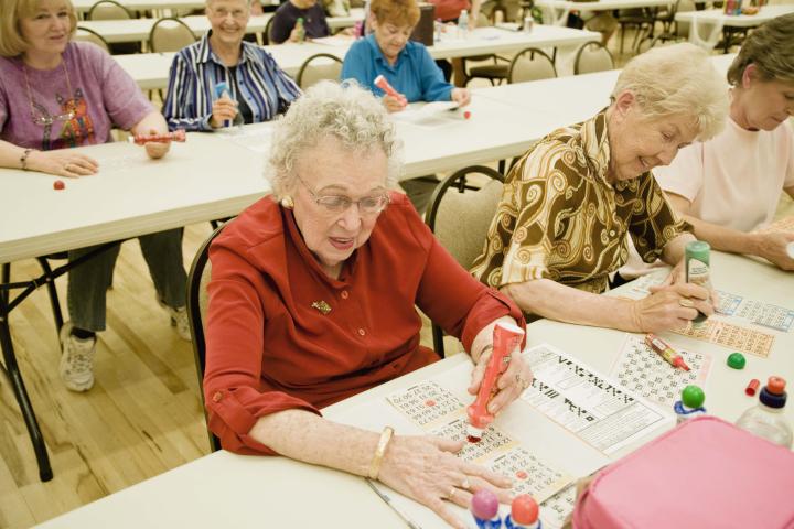 Señoras jugando al bingo