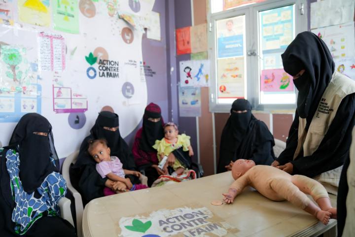 Un grupo de mujeres de Yemen recibe formación sobre lactancia materna por parte de la ONG Acción contra el Hambre.