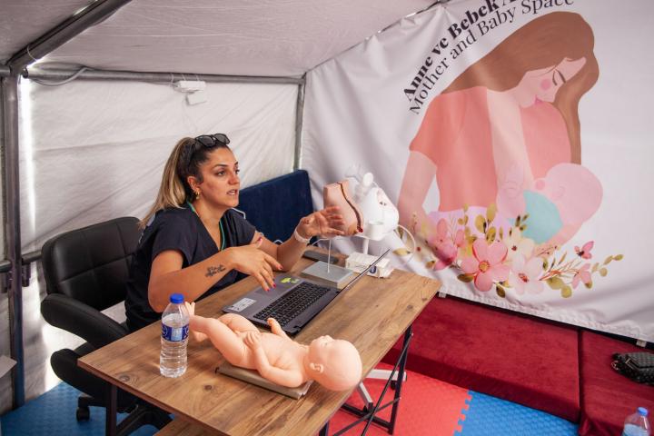 Una formadora de Acción contra el Hambre habla sobre lactancia materna a las mujeres del campamento de Ovakent (Hatay, Turquía), en julio de 2023, a los seis meses del terremoto.