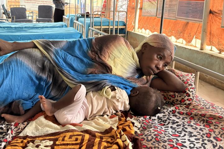 Una madre desplazada cuyo bebé recibe tratamiento para la desnutrición en el centro de estabilización de Acción contra el Hambre en Kosti, Nilo Blanco (Sudán).