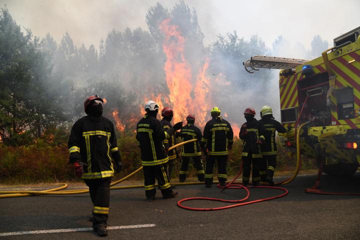 Varios bomberos luchando contra el fuego en Burdeos (Francia).