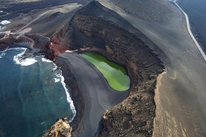 Vista aérea del Lago Verde en Lanzarote