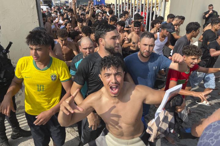 Vista de la entrada ilegal a nado en Ceuta de migrantes marroquíes y argelinos este jueves