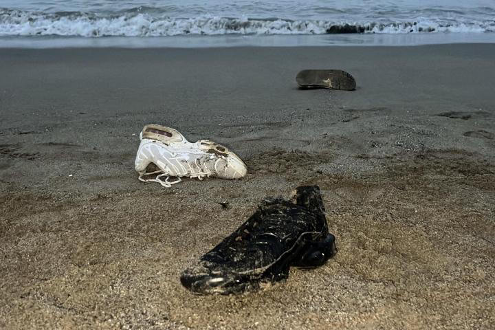 Zapatillas de jóvenes que se adentraron en el mar en dirección a Ceuta