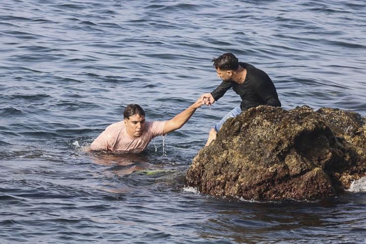 alt="alt="Dos jóvenes intentan entrar a nado en Ceuta""