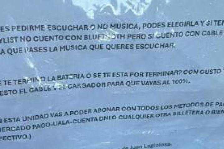 El cartel colgado por un conductor de Uber.