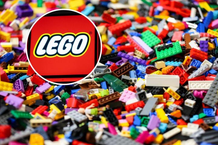 El logo de Lego y muchas piezas