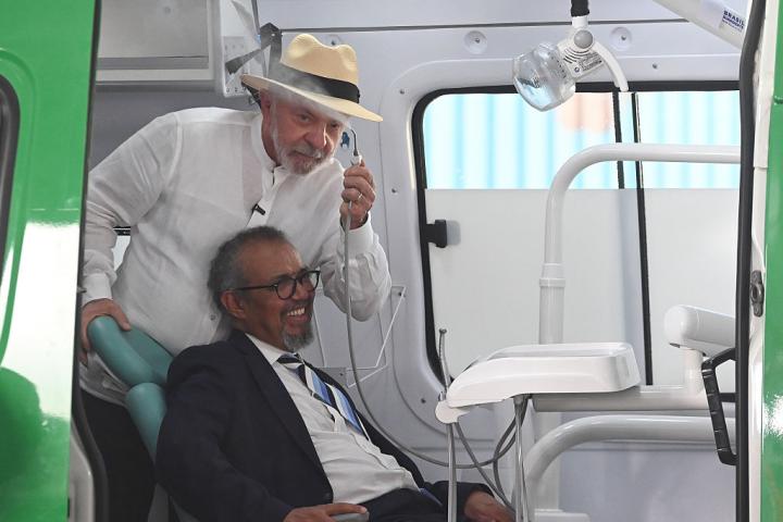 El presidente brasileño Lula da Silva bromea con el director general de la OMS, Tedros Adhanom Ghebreyesus, durante una visita al Hospital Andarai en Río, el 28 de julio de 2026.