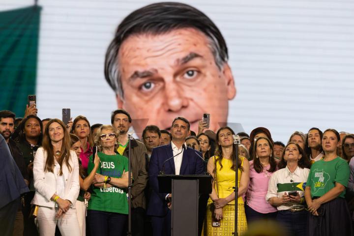El senador Flávio Bolsonaro, durante la transmisión de un vídeo de su padre, Jair, enviando un mensaje de apoyo en la convención nacional del Partido Liberal, en Sao Paulo.