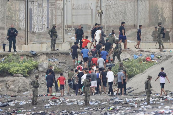 Grupos de inmigrantes empiezan a volver a su país por la frontera del Tarajal en Ceuta este viernes