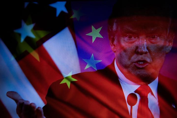 Ilustración fotográfica con doble exposición que muestra a Donald Trump, presidente de EEUU, sobre las banderas de su país, de China y de la UE.