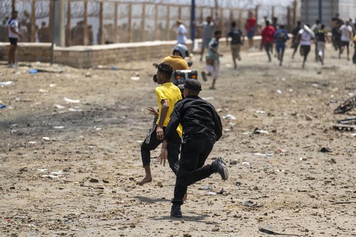 Inmigrantes entran en Ceutra.