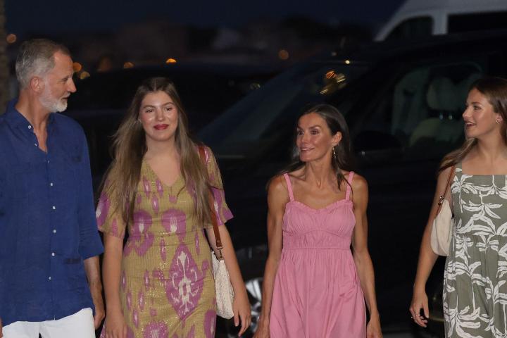 Los reyes Felipe y Letizia y sus hijas, la princesa Leonor y la infanta Sofía, de camino a una cena en Mallorca