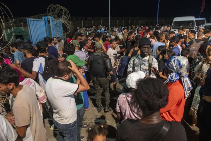 Sigue acumulándose la gente en la zona fronteriza con Ceuta.