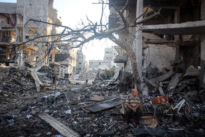 Un palestino, entre las ruinas en Gaza el 30 de julio de 2026.