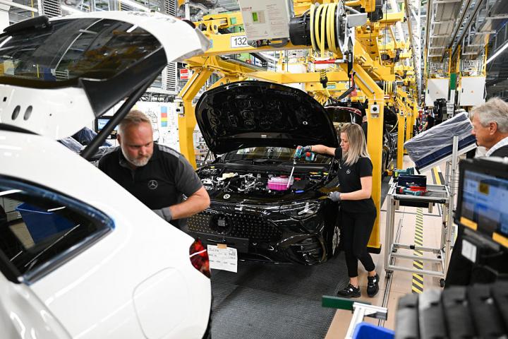 Unos trabajadores ensamblan versiones eléctricas e híbridas del nuevo sedán Mercedes-Benz CLA en la planta de la firma en Rastatt (Alemania), el 4 de junio de 2025.