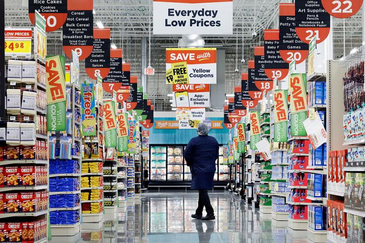 Vista interior de una tienda de H-E-B, preparándose para abrir sus puertas en el norte de Texas (Estados Unidos), el 19 de mayo de 2026.