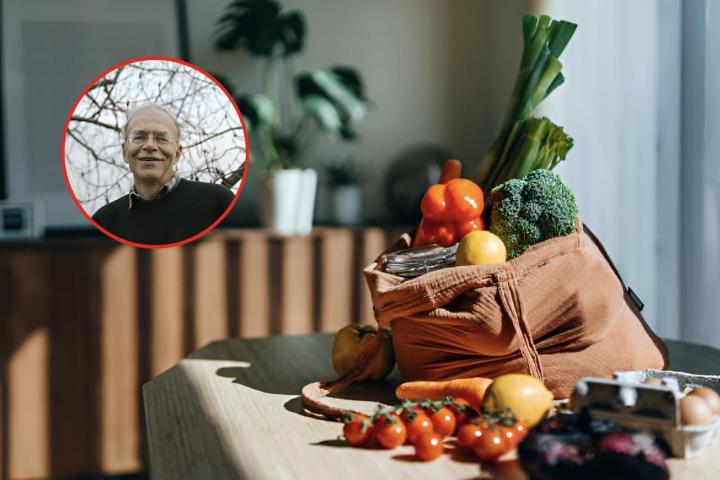 Una foto de archivo de una bolsa llena de vegetales y otra superpuesta del filósofo australiano Peter Singer