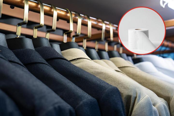 Una foto de archivo de un armario lleno de chaquetas colgadas y otra superpuesta de un rollo de papel higiénico