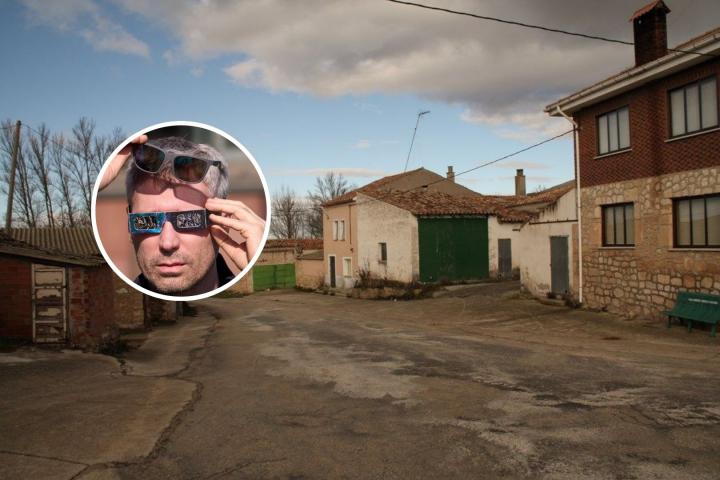 Dentro de un círculo, un hombre se pone unas gafas para protegerse del eclipse solar; en el resto de la foto, paisaje de Avellanosa de Muñó, pequeño pueblo de Burgos